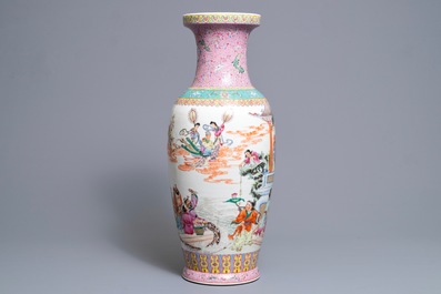 Un vase en porcelaine de Chine famille rose, R&eacute;publique, 20&egrave;me