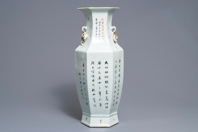 Un vase de forme hexagonale en porcelaine de Chine famille rose, 19&egrave;me