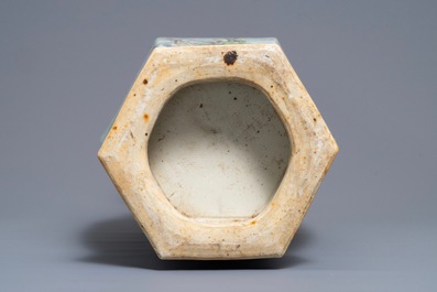 Un vase de forme hexagonale en porcelaine de Chine famille rose, 19&egrave;me