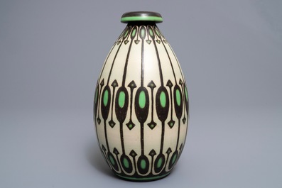 Een ornamentale art deco vaas met mat glazuur, Charles Catteau voor Boch K&eacute;ramis, 1e helft 20e eeuw