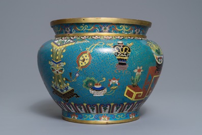 A Chinese cloisonn&eacute; '100 antiquities' jardini&egrave;re on gilt bronze foot, 18/19th C.