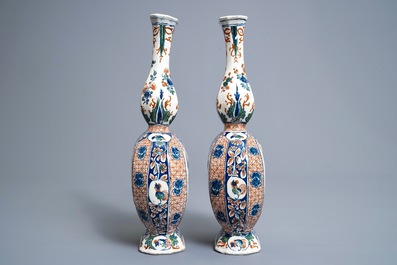 Een paar polychrome Delftse kasjmier palet flesvormige vazen, 17/18e eeuw