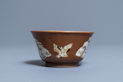 Une tasse et soucoupe en porcelaine de Chine grisaille et dor&eacute;e &agrave; fond capucin, Qianlong