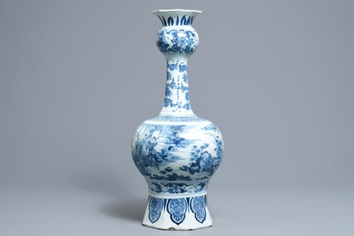 Een grote blauwwitte Delftse vaas met chinoiserie decor, eind 17e eeuw