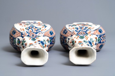 Een paar polychrome Delftse kasjmier palet flesvormige vazen, 17/18e eeuw