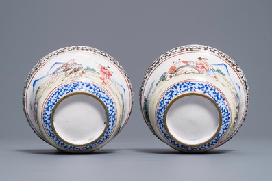 Une paire de bols couverts en &eacute;maux de Canton, Yongzheng/Qianlong