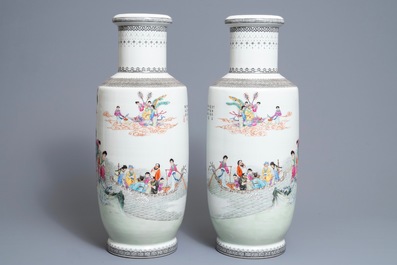 Een paar fijne Chinese famille rose rouleau vazen, Qianlong merk, Republiek, 20e eeuw