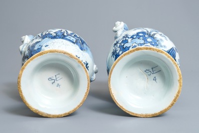 Une paire de vases d'autel en fa&iuml;ence de Delft en bleu et blanc &agrave; d&eacute;cor de chinoiserie, fin du 17&egrave;me