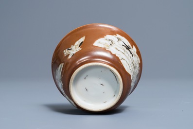 Une tasse et soucoupe en porcelaine de Chine grisaille et dor&eacute;e &agrave; fond capucin, Qianlong