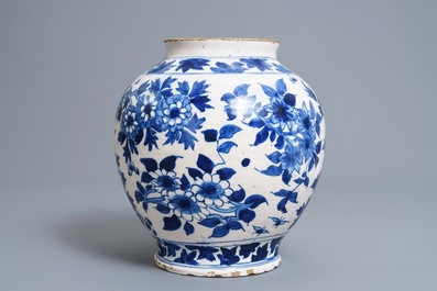 An English Delftware blue and white chinoiserie jar, 18th C.