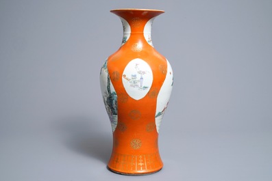 Een Chinese famille rose vaas met oranje fondkleur, Qianlong merk, Republiek, 20e eeuw