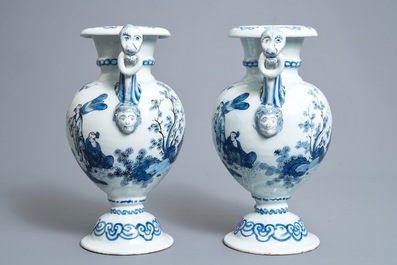Une paire de vases d'autel en fa&iuml;ence de Delft en bleu et blanc &agrave; d&eacute;cor de chinoiserie, fin du 17&egrave;me