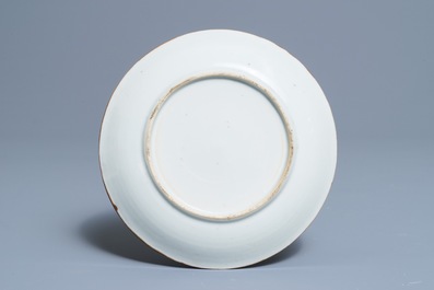 Une tasse et soucoupe en porcelaine de Chine grisaille et dor&eacute;e &agrave; fond capucin, Qianlong