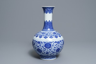 Een Chinese blauwwitte flesvormige Ming-stijl vaas, Qianlong merk, 19/20e eeuw