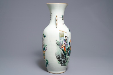 Een Chinese famille rose vaas met tweezijdig decor, 19/20e eeuw