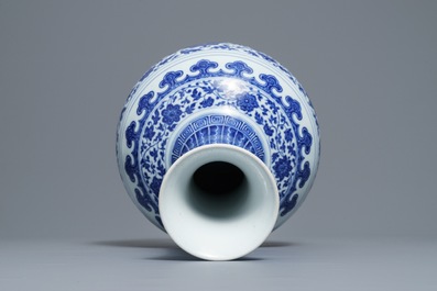 Een Chinese blauwwitte flesvormige Ming-stijl vaas, Qianlong merk, 19/20e eeuw