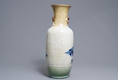 Un vase en porcelaine de Chine dit 'de Nankin' &agrave; d&eacute;cor de cerfs et grues, 19&egrave;me