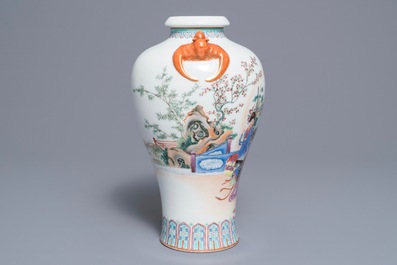 A fine Chinese famille rose meiping vase with bat handles, seal mark, Republic, 20th C.