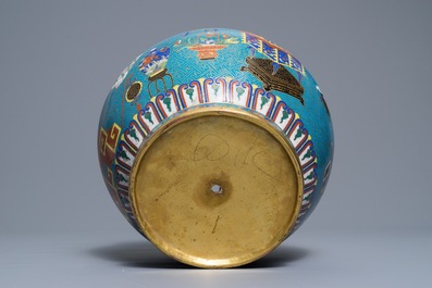 A Chinese cloisonn&eacute; '100 antiquities' jardini&egrave;re on gilt bronze foot, 18/19th C.