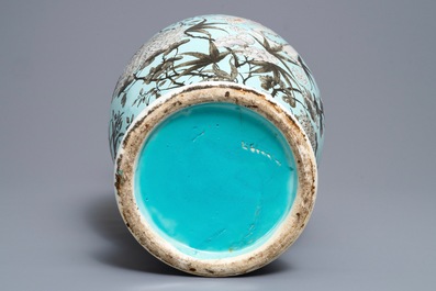 Een Chinese Dayazhai-stijl vaas met turquoise fondkleur, 19e eeuw