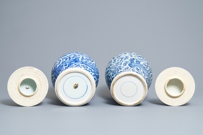 Une paire de vases couverts en porcelaine de Chine bleu et blanc, Kangxi
