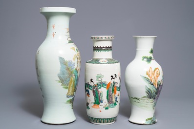 Drie Chinese famille rose en verte vazen, &eacute;&eacute;n met Qianlong merk, 19/20 eeuw