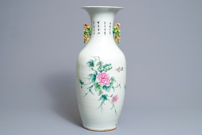 Een Chinese famille rose vaas met tweezijdig decor, 19/20e eeuw