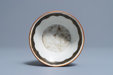 Une tasse et soucoupe en porcelaine de Chine grisaille et dor&eacute;e &agrave; fond capucin, Qianlong