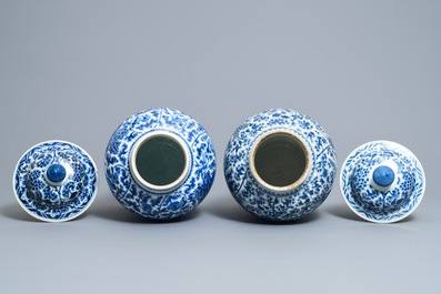 Une paire de vases couverts en porcelaine de Chine bleu et blanc, Kangxi