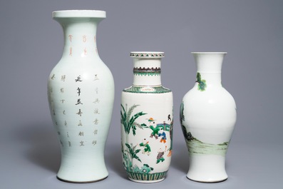 Drie Chinese famille rose en verte vazen, &eacute;&eacute;n met Qianlong merk, 19/20 eeuw
