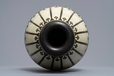 Een ornamentale art deco vaas met mat glazuur, Charles Catteau voor Boch K&eacute;ramis, 1e helft 20e eeuw