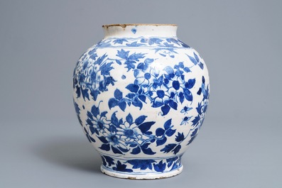 An English Delftware blue and white chinoiserie jar, 18th C.