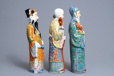 Drie Chinese famille rose figuren van de sterrengoden, 19/20e eeuw