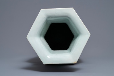 Un vase de forme hexagonale en porcelaine de Chine famille rose, 19&egrave;me