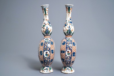 Een paar polychrome Delftse kasjmier palet flesvormige vazen, 17/18e eeuw