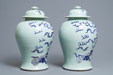 Een paar Chinese blauwwitte en onderglazuur rode celadon dekselvazen, 19/20e eeuw