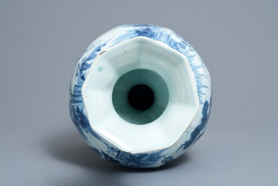 Een grote blauwwitte Delftse vaas met chinoiserie decor, eind 17e eeuw