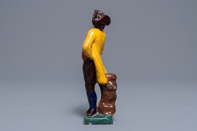 Een polychrome Delftse figuur van een edelman, ca. 1800