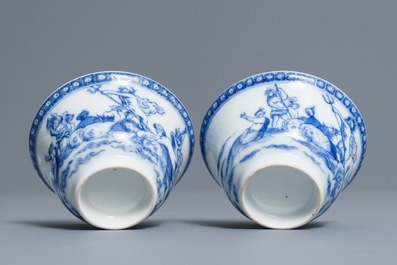 Une paire de tasses et soucoupes en porcelaine de Chine bleu et blanc &agrave; d&eacute;cor de Neptune, Qianlong
