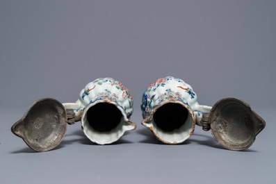 Een paar polychrome Delftse kasjmier palet kannen met tinnen deksels, eind 17e eeuw