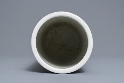 A round Chinese qianjiang cai hat stand, signed Wang Youtang, 19/20th C.