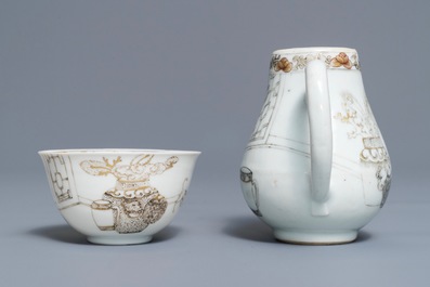 Une tasse et soucoupe avec cr&eacute;mier en porcelaine de Chine grisaille et dor&eacute;, Yongzheng