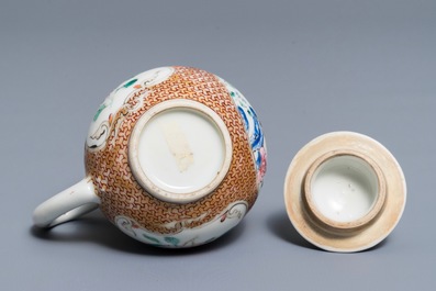 Une paire de soucoupes et un cr&eacute;mier en porcelaine de Chine famille rose, Yongzheng