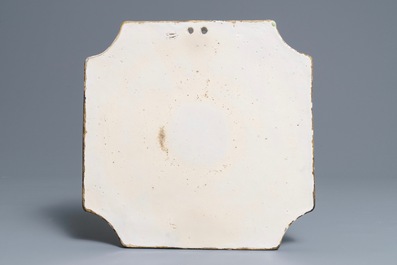 Une plaque en fa&iuml;ence de Delft en bleu et blanc &agrave; sujet maritime, 18&egrave;me