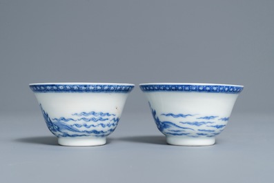 Une paire de tasses et soucoupes en porcelaine de Chine bleu et blanc &agrave; d&eacute;cor de Neptune, Qianlong
