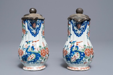 Een paar polychrome Delftse kasjmier palet kannen met tinnen deksels, eind 17e eeuw