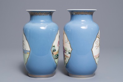 Een paar Chinese famille rose vazen met lavendelblauwe fondkleur, Qianlong merk, Republiek, 20e eeuw