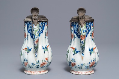 Een paar polychrome Delftse kasjmier palet kannen met tinnen deksels, eind 17e eeuw