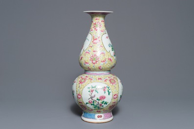 A Chinese famille rose double gourd vase with floral design, 19th C.