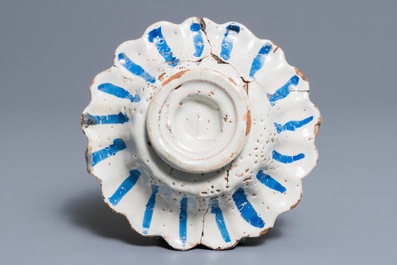 Een plooibordje met een boot in Haarlemse majolica, atelier Verstraeten, 17e eeuw